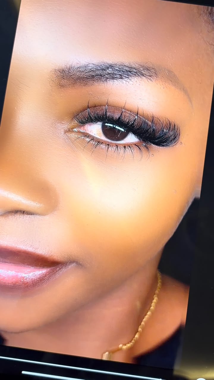 Gros plan d'une pose de cils