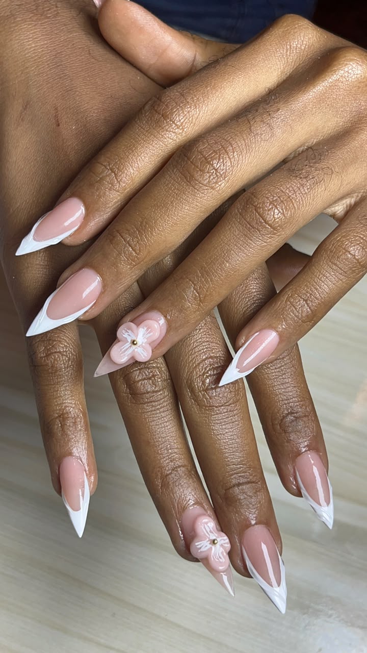 Nail art French rose et blanc avec fleurs