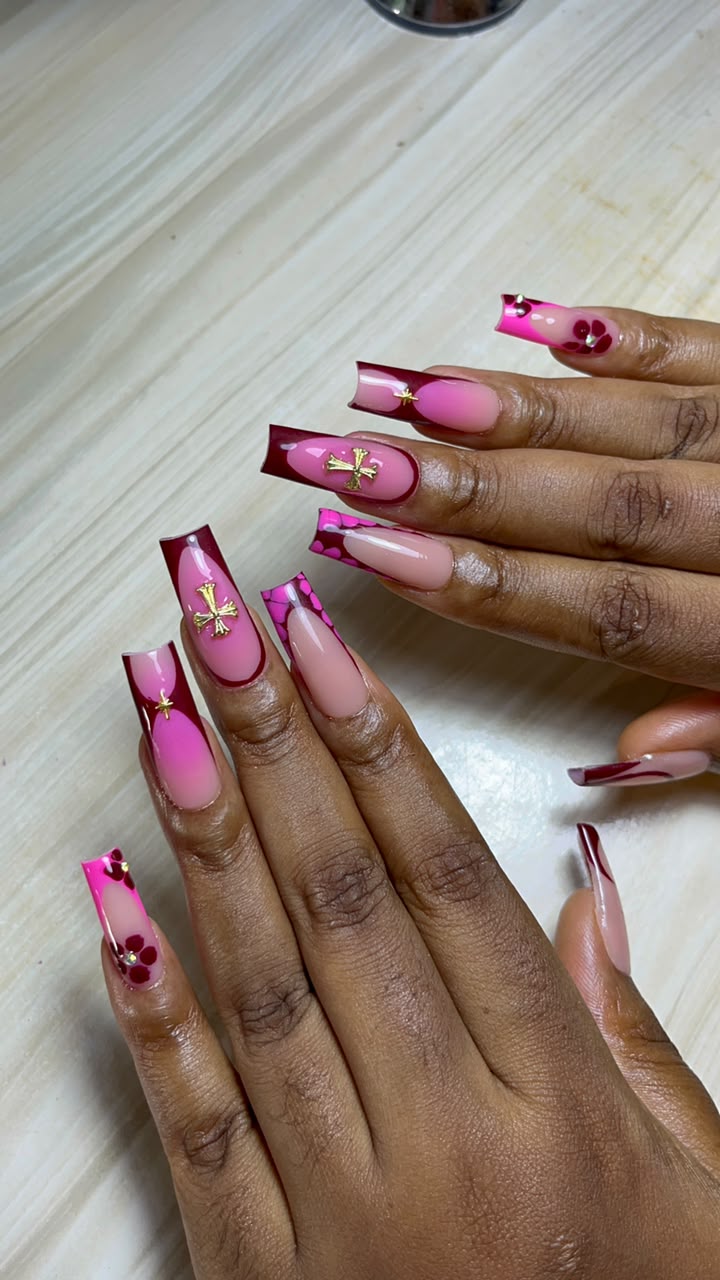 Nail art rose et bordeaux avec détails dorés