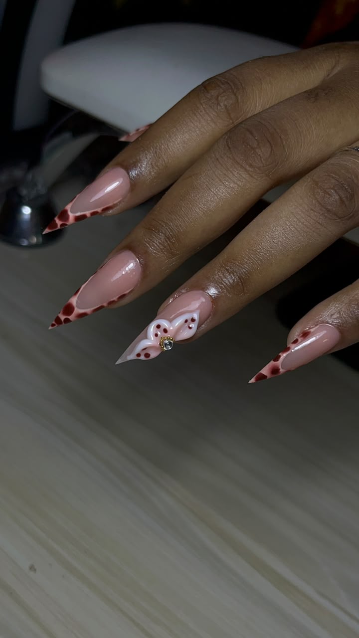 Nail art cerise et nœud sur pose nude