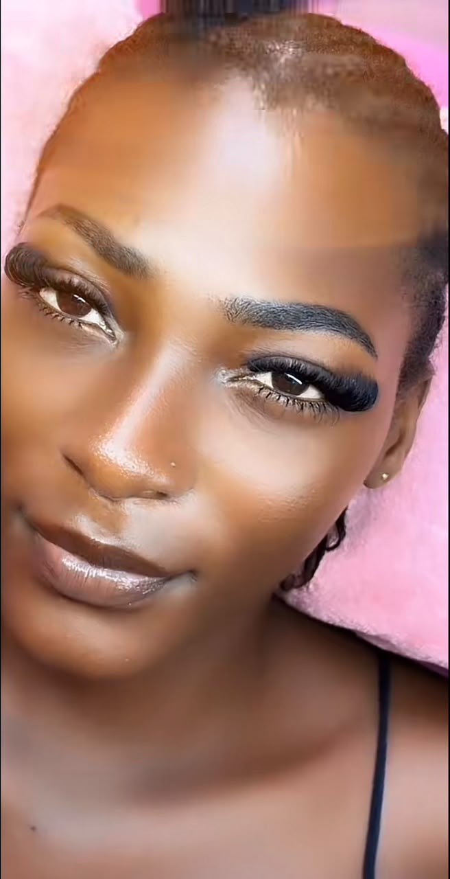 Extensions de cils avec regard intense